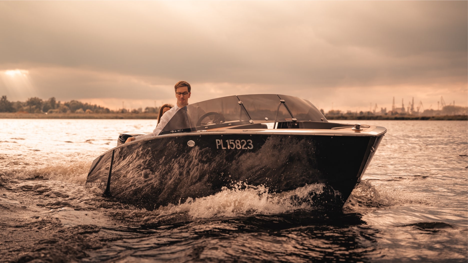 VTS Boats Flying Shark 5.7 Bowrider — variant 1